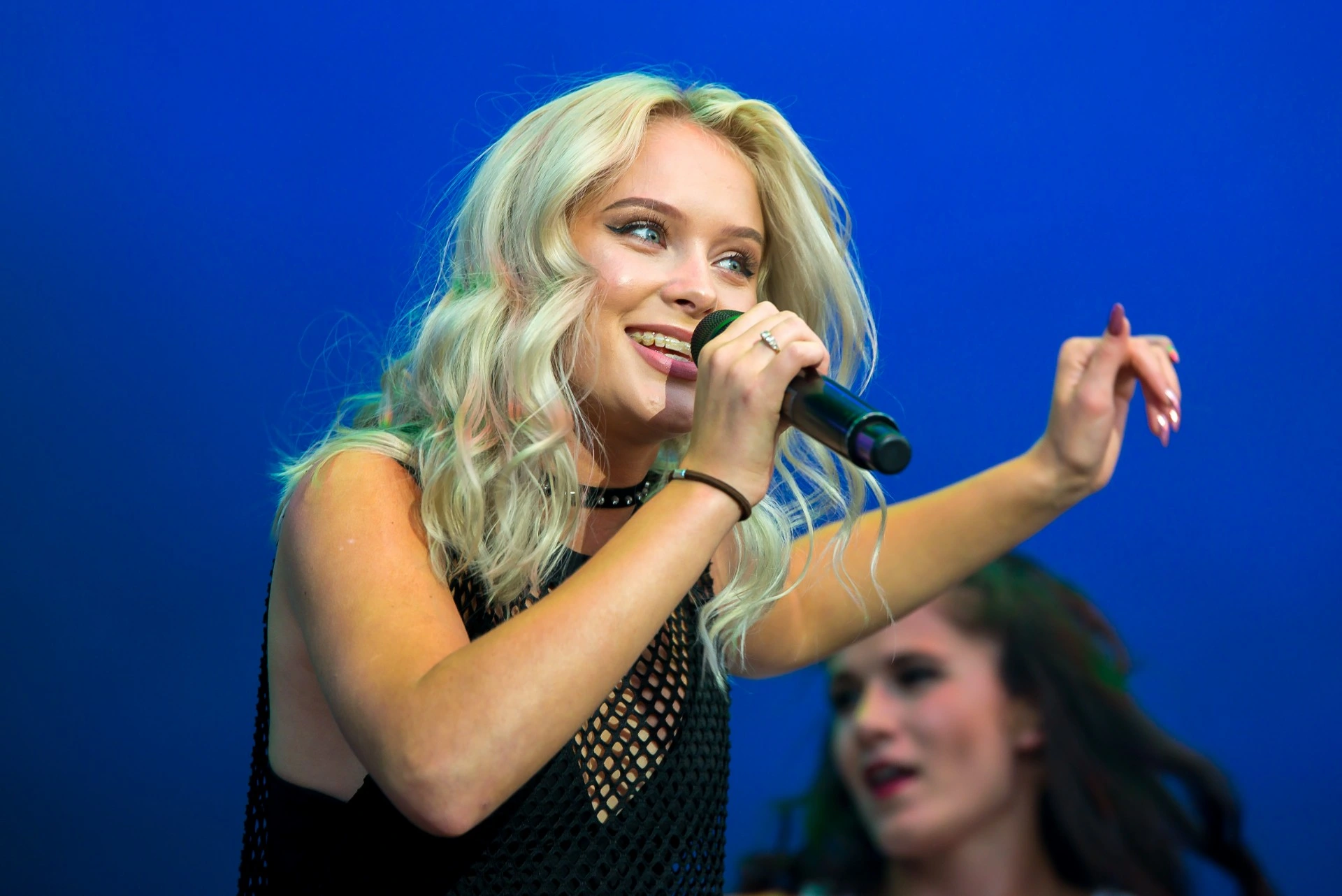 Zara Larsson får massiv kritikk: &laquo;Du støtter terror&raquo;