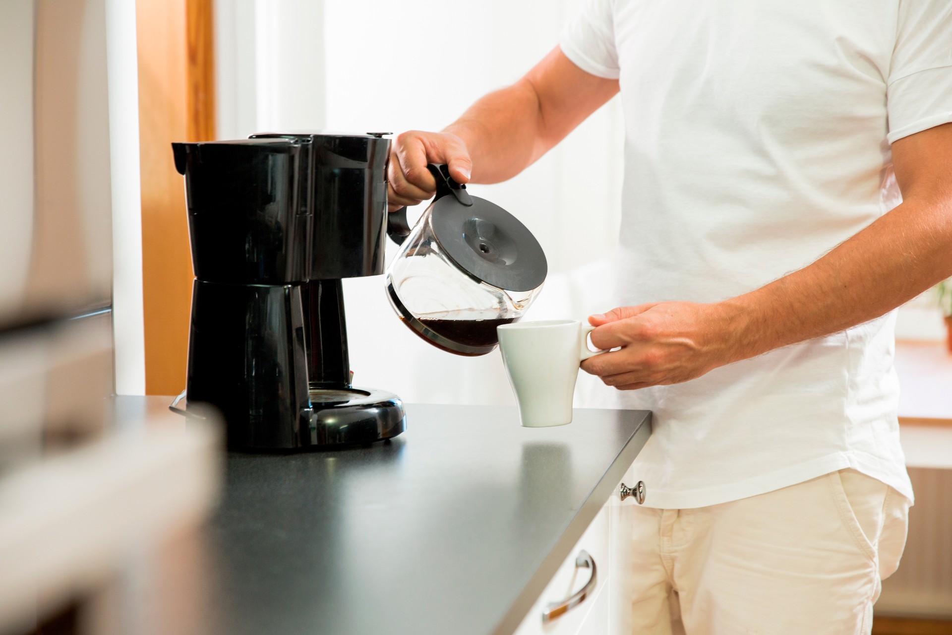 Kaffetrakteren din kan være en bakteriebombe – Her er den enkleste løsningen!