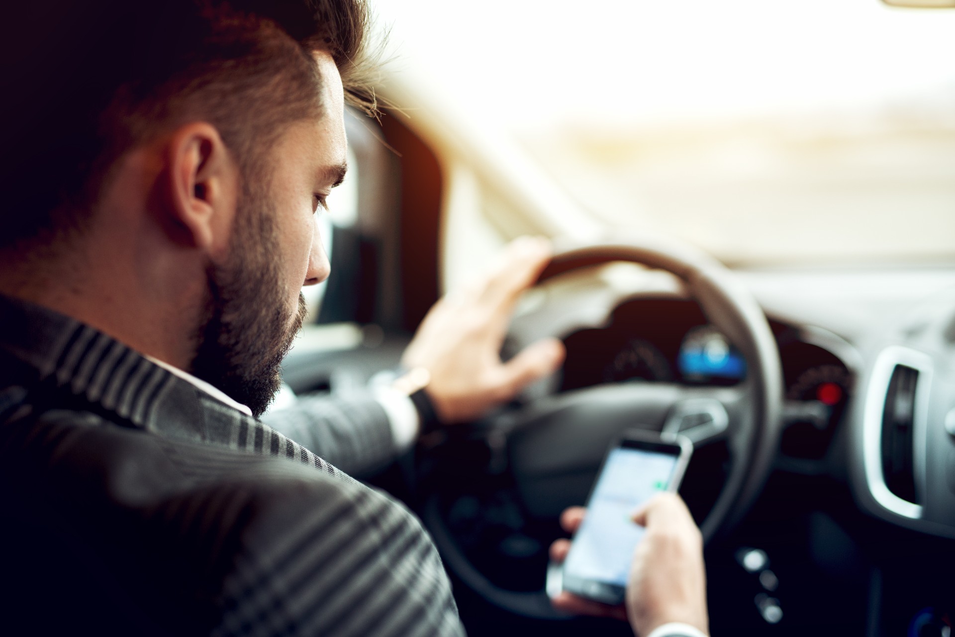 Bøtene øker: Så mye dyrere blir det å snakke i mobil i bilen