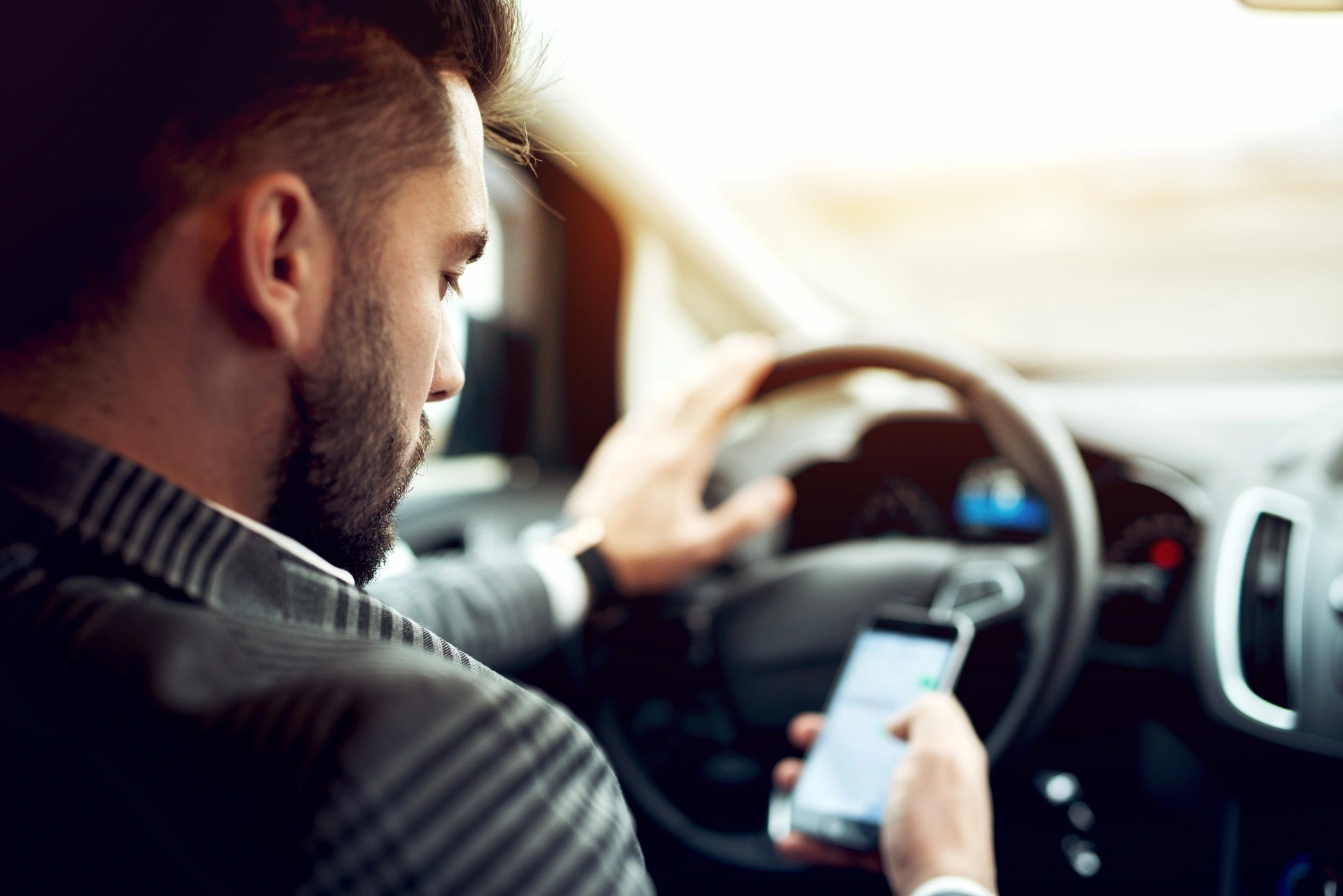 Bøtene øker: Så mye dyrere blir det å snakke i mobil i bilen