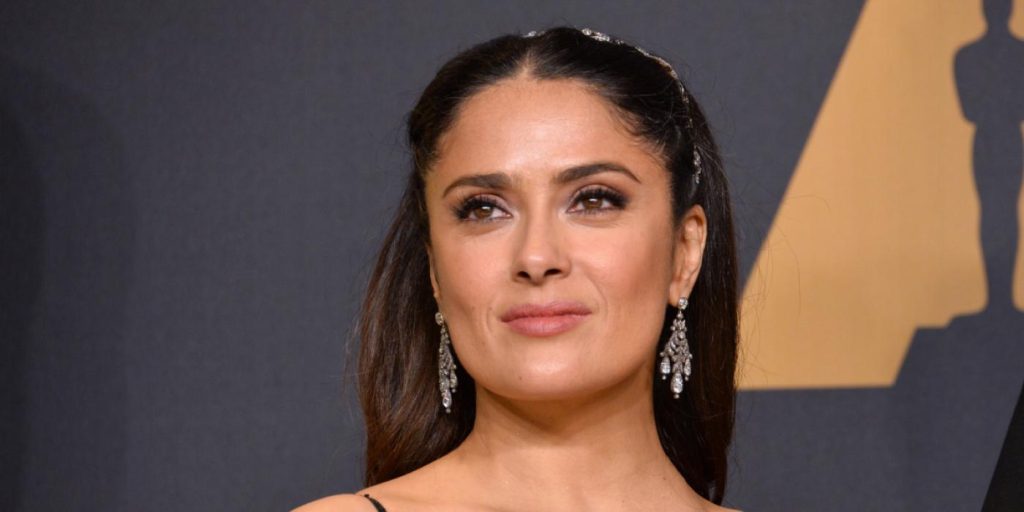 Salma Hayek stjeler all oppmerksomheten: Møter opp til filmpremieren i gjennomsiktig kjole