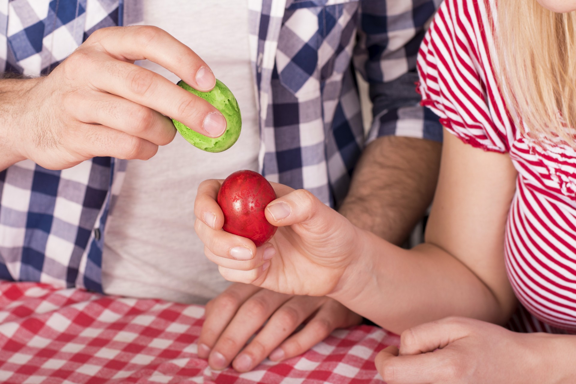 Farg påskeegg i naturlige farver – og få marmoreffekt!