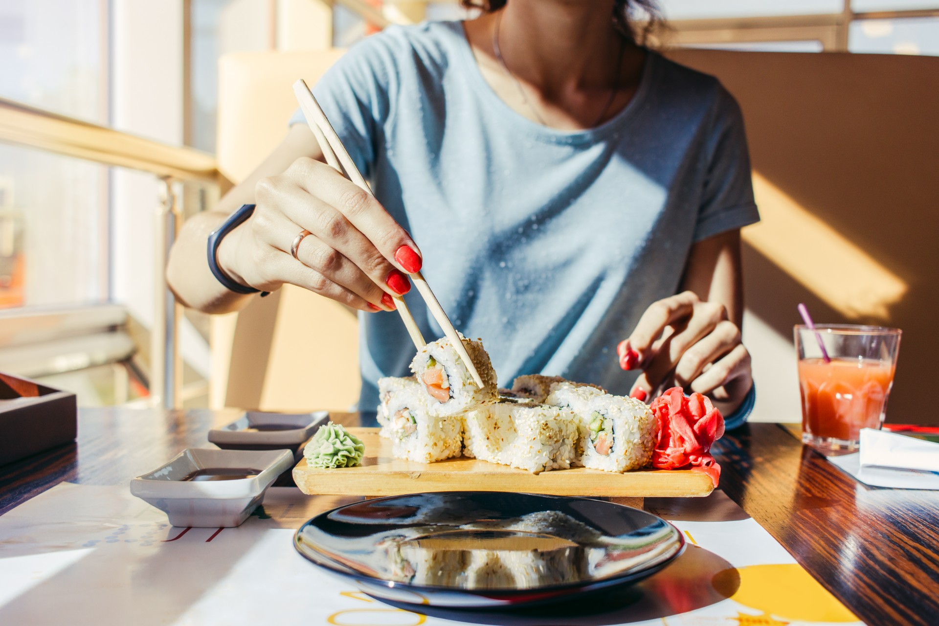Influenser gikk berserk på sushirestaurant etter å ha blitt nektet gratis mat: Da tilbød restauranten dette i stedet