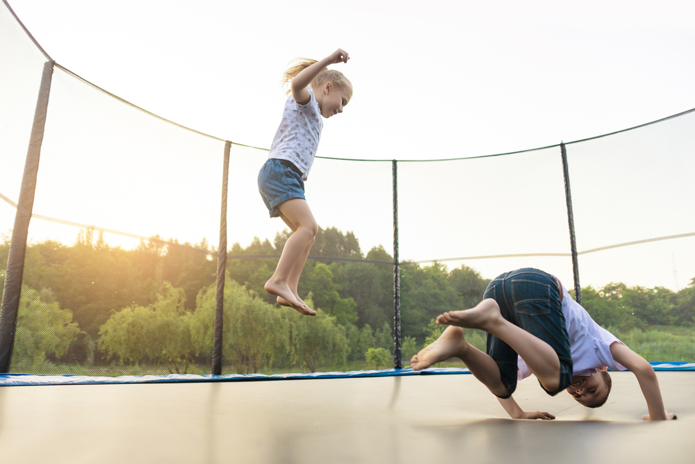 Hoppet seg rett til tannlegen: Trampolinen er barnas farligste lekeplass