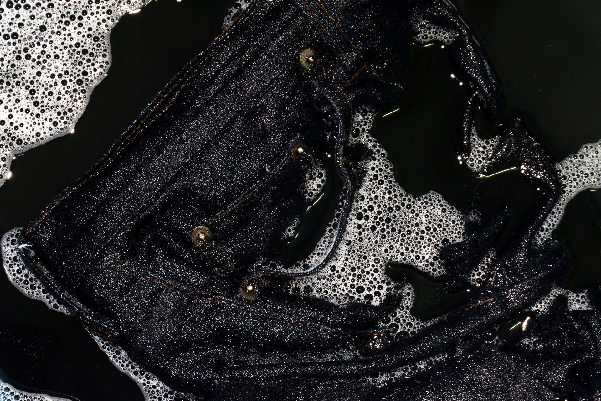 Fem enkle tips for å holde dine svarte jeans svarte