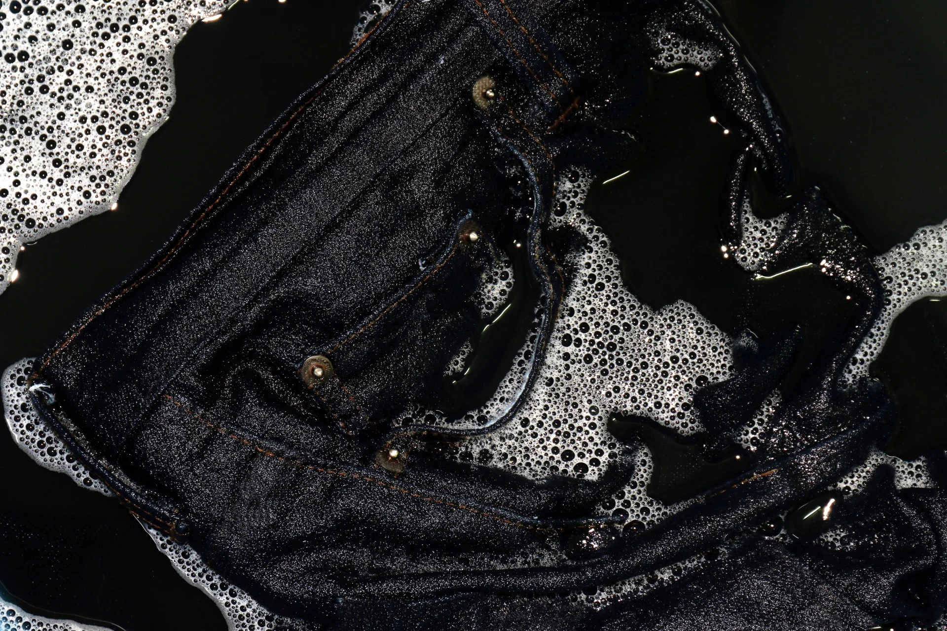 Fem enkle tips for å holde dine svarte jeans svarte