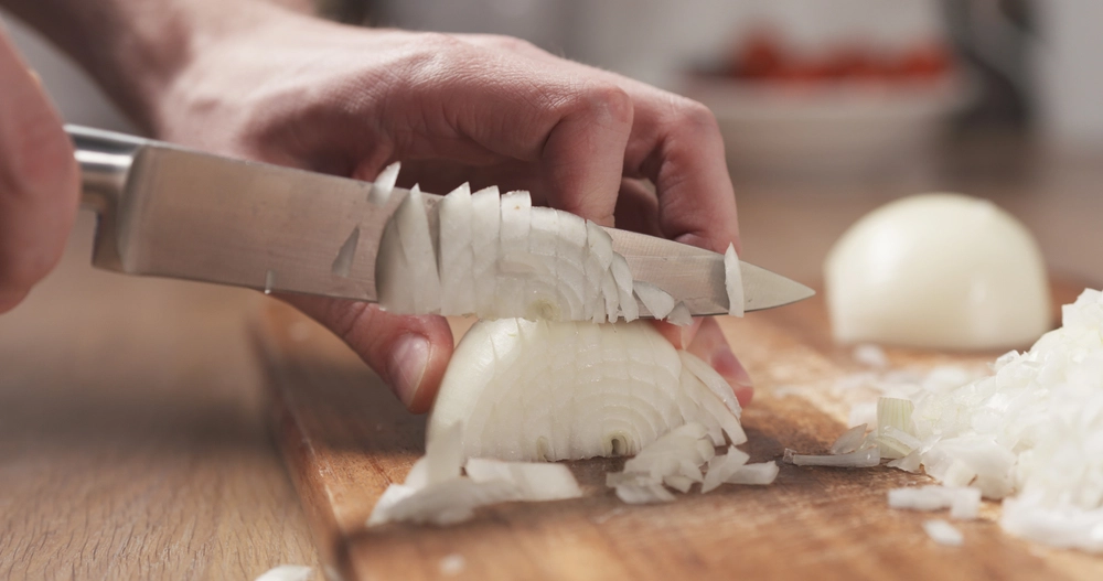 Slik hakker du en løk som Gordon Ramsay (uten å gråte som en baby)