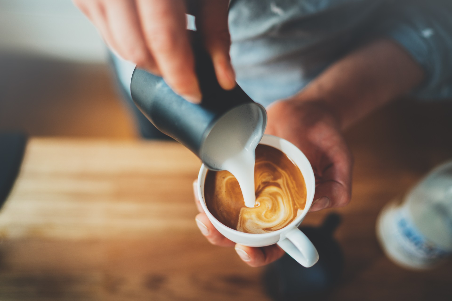 Forskere avslører: Dette er årsaken til at melk i kaffe kan gjøre deg sunnere