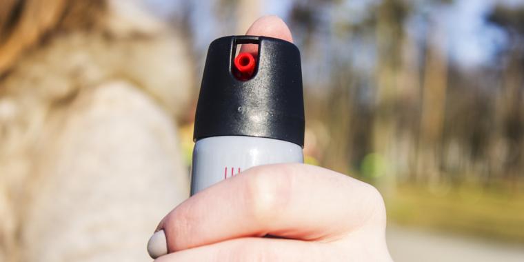 20-årig kvinne grep inn da to menn slo et offer på åpen gate: Så fant kvinnen frem en genial spray fra vesken