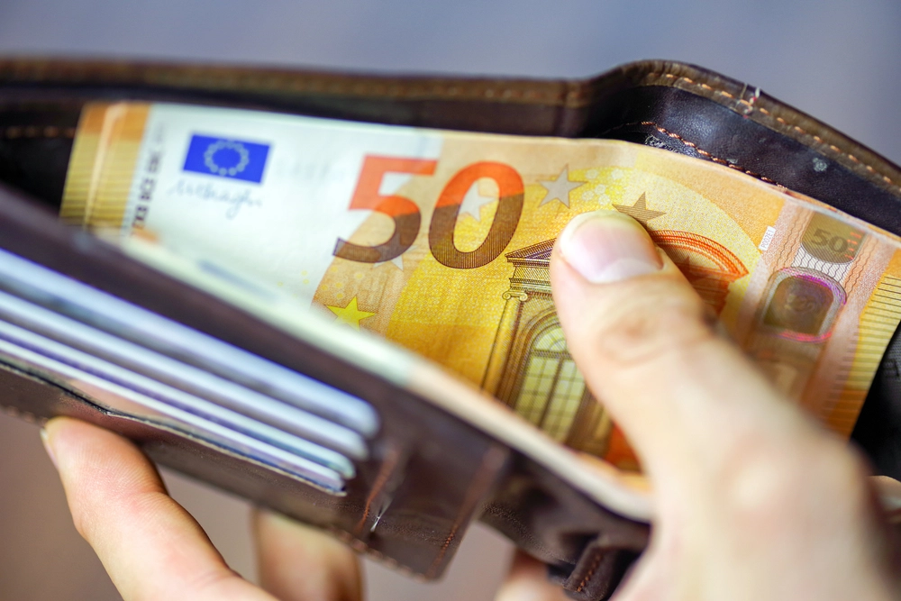Har du slitte eurosedler i skuffen? Da kan du bli nektet å bruke dem på neste ferie