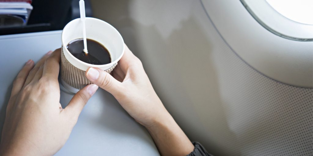 Flyvertinne advarer: Derfor skal du aldri bestille kaffe på flyet