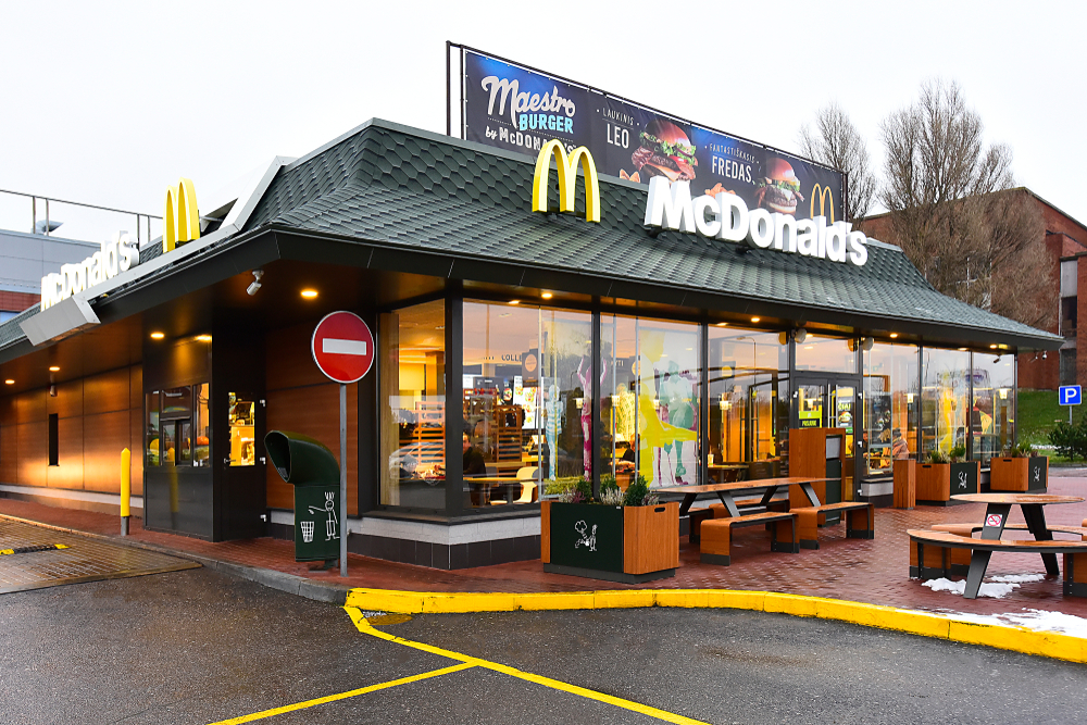 Mann raser over McDonald’s: Da restaurantsjefen så hva mannen hadde med, ringte han straks til politiet
