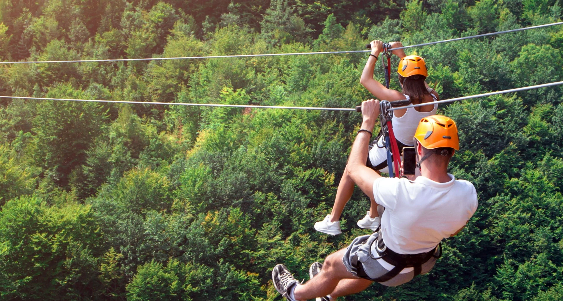 Video viser en 6-åring som faller ned under zip-line ulykke