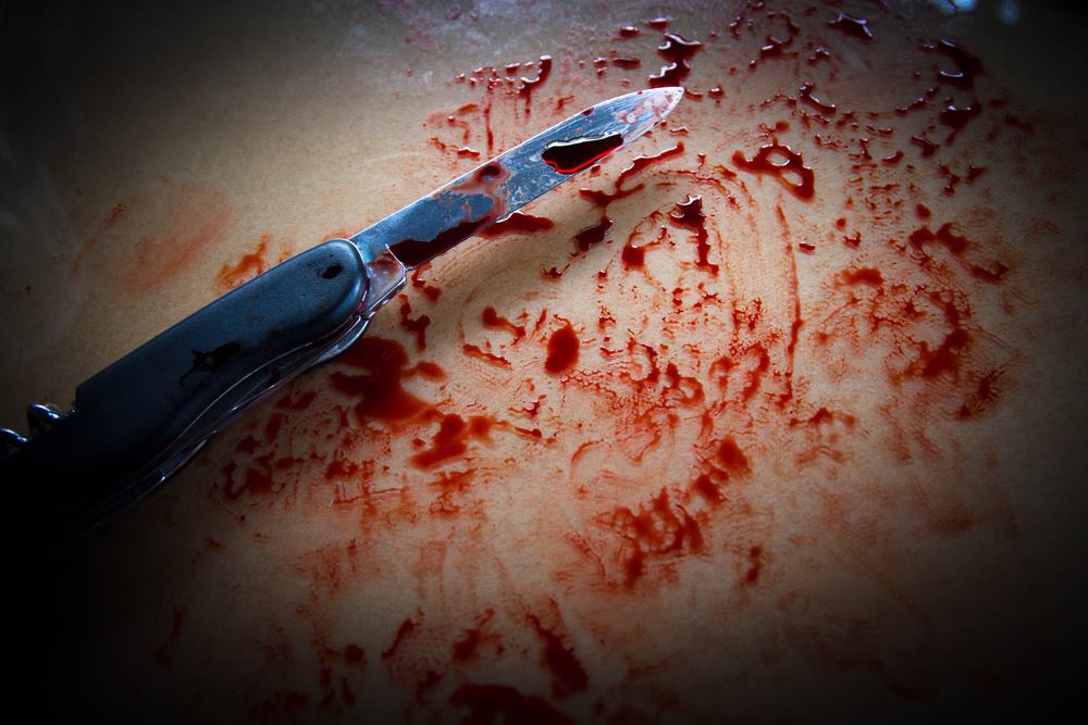 Mor knivstikker kjæresten etter hun finner ham oppå 12-årig datter