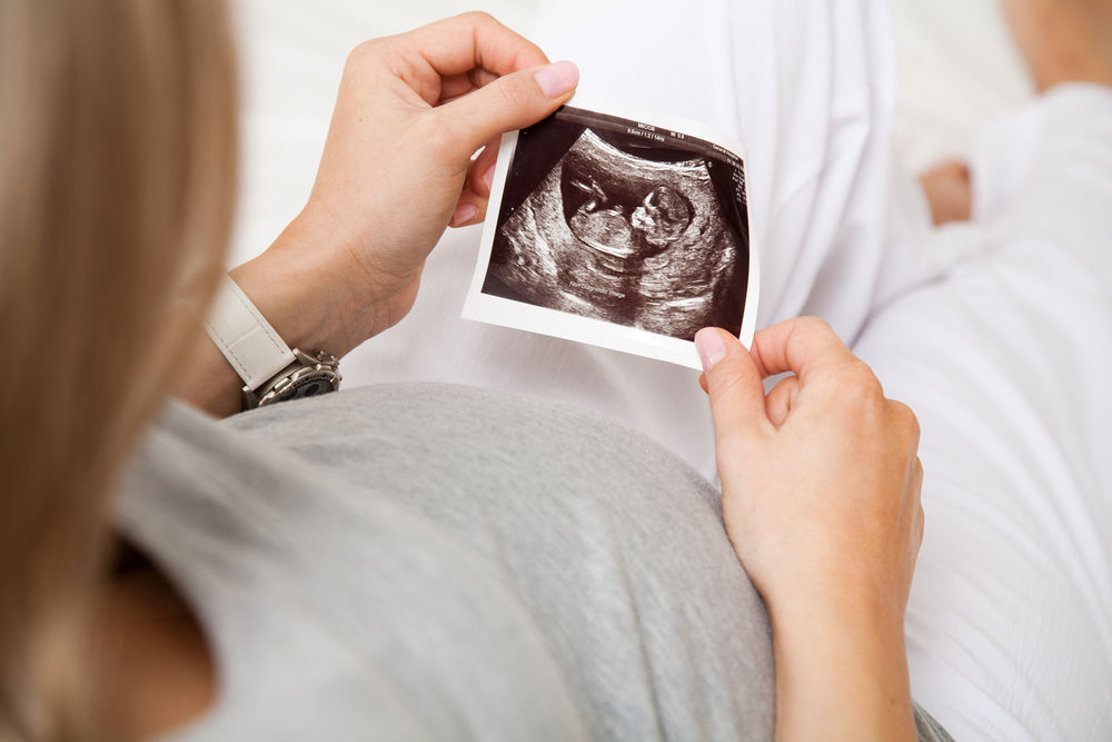 Gravid tvillingmor lar seg scanne av legene: Så forsvinner smilet om munnen