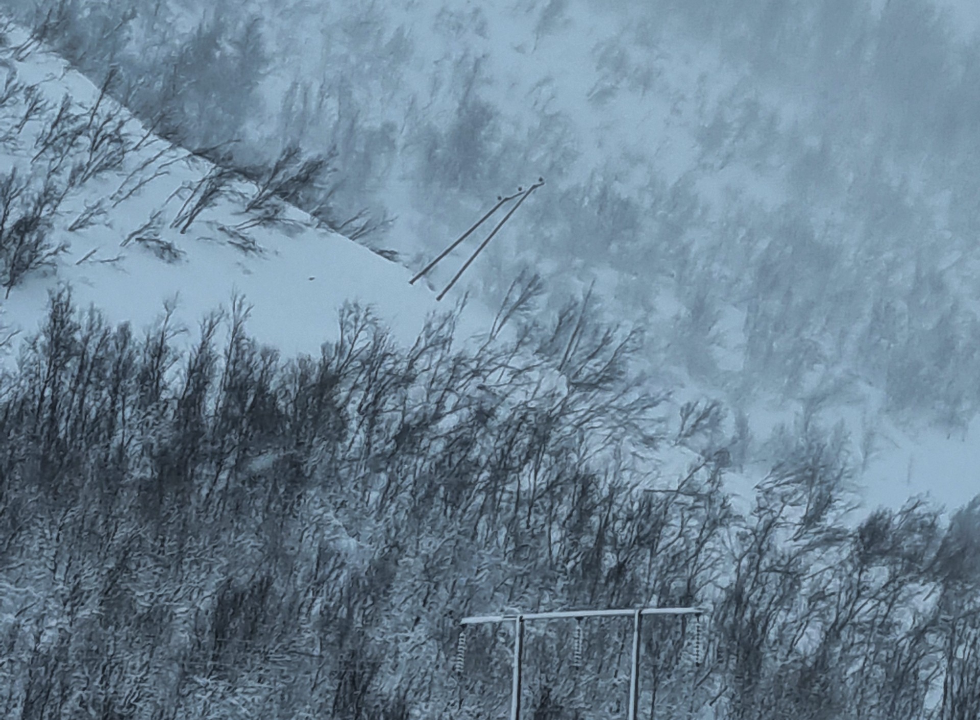Snøskred truer flere lokalsamfunn: Nå kjøres det ut aggregat til strømløse innbyggere
