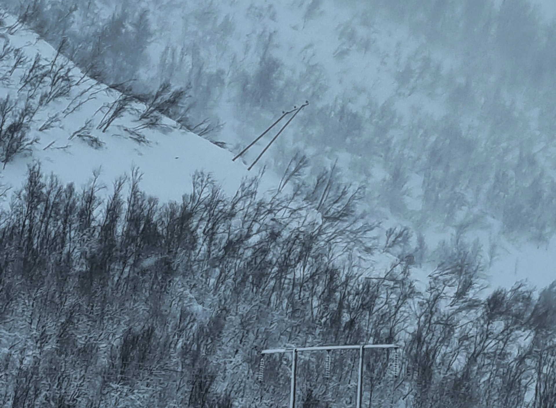 Snøskred truer flere lokalsamfunn: Nå kjøres det ut aggregat til strømløse innbyggere