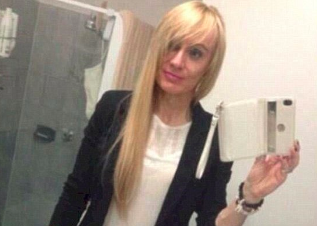 Kvinne legger ut selfie på nettet: Har glemt å ”rydde opp” i bakgrunnen