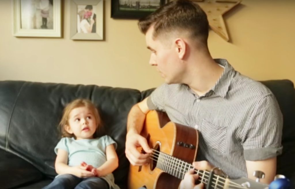 Gåsehud fra topp til tå: Duett av far og 4-årig datter er dagens søteste video