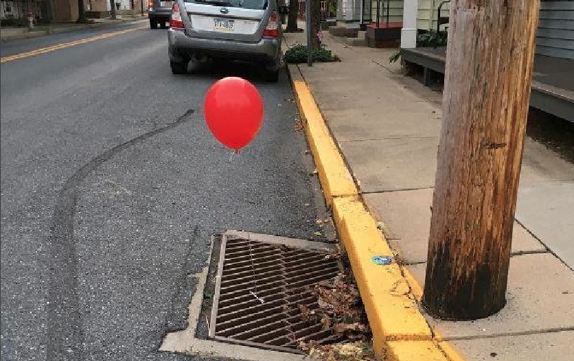 Mystiske røde ballonger bundet fast til kumrister i flere byer – avsender vil spre skrekk