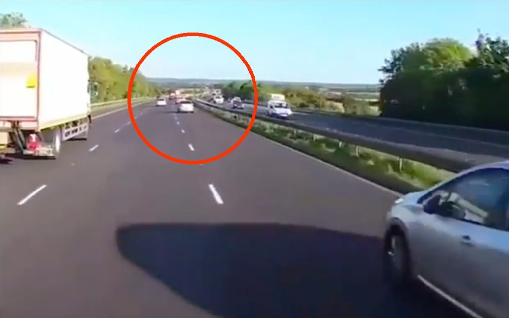 Vanvittig opptak: Mike blir kjørt forbi på motorveien, men hold øye med den hvite bilen foran