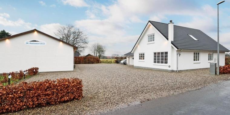 Folk blir gale over et huset i en liten landsby i den danske Jylland: Så stor en garasje har du aldri sett før