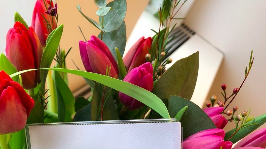 Frederik ville sende blomster til kjæresten: Da hun leste kortet, oppdaget hun den utilgivelige feilen