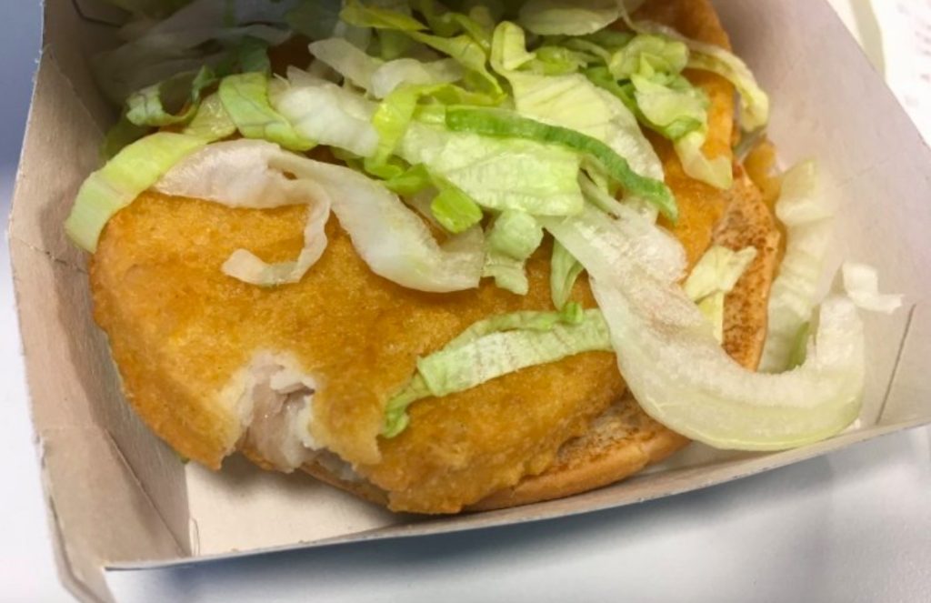 Kvinne gjør hårreisende oppdagelse etter å ha tatt stor bit av veganer-burger på McDonald’s