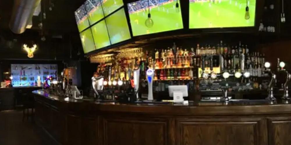 Bar blir kritisert: Forsvarer livestream-opptak av gjester på toalettet