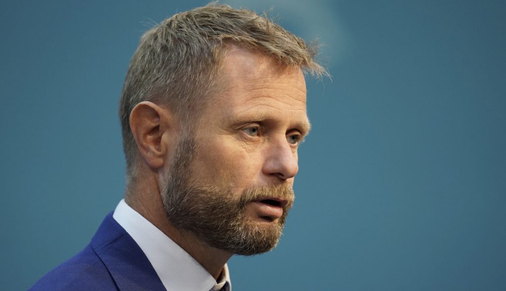 Avviser full gjenåpning: Full forvirring etter flere meldinger