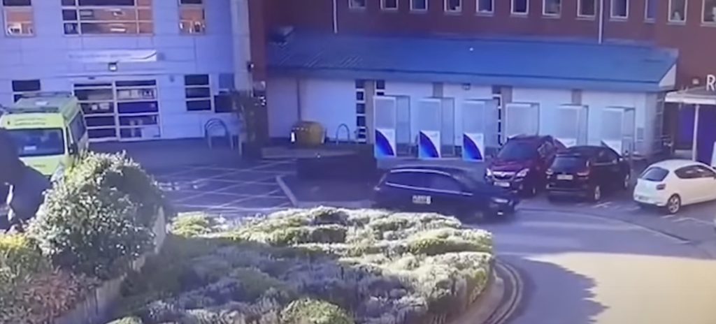 Heltemodig handling kan ha reddet flere liv: Låste selvmordsbomber inne i bilen og hoppet ut
