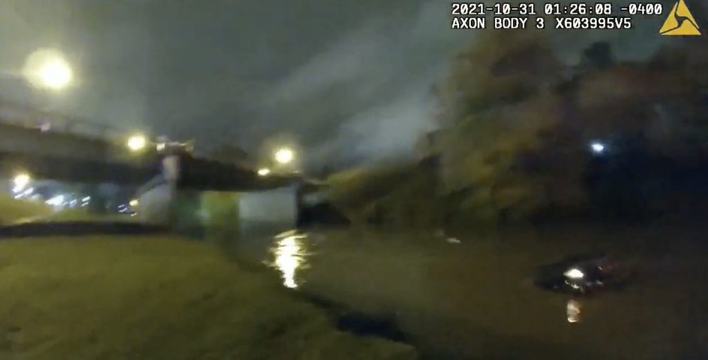 18 åring ringte til politiet mens bilen fylte seg med vann