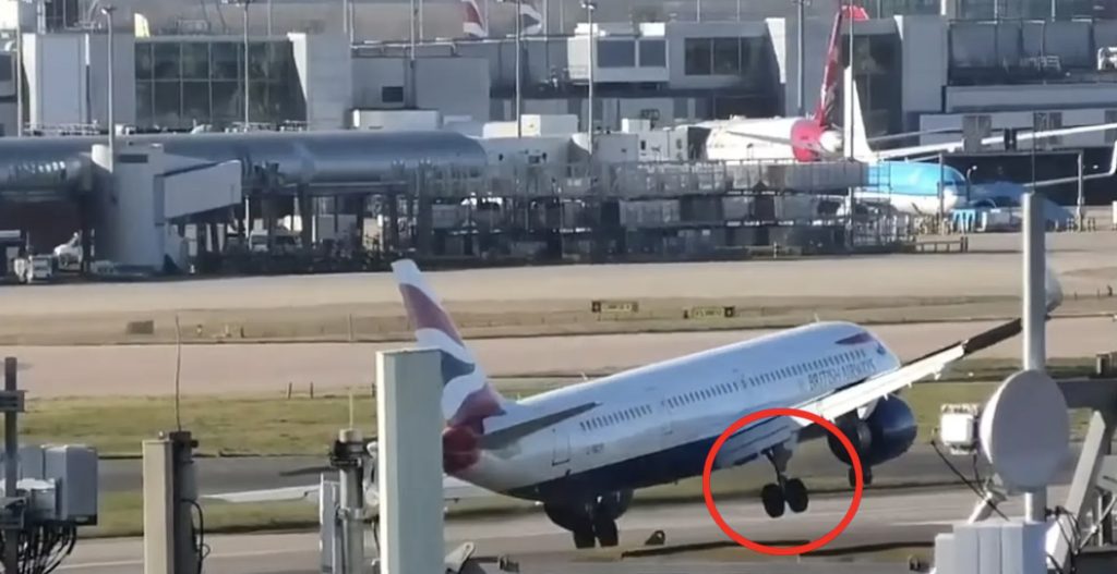 Sinnsyk video: Kraftig vind vælter nesten fly landingsbanen