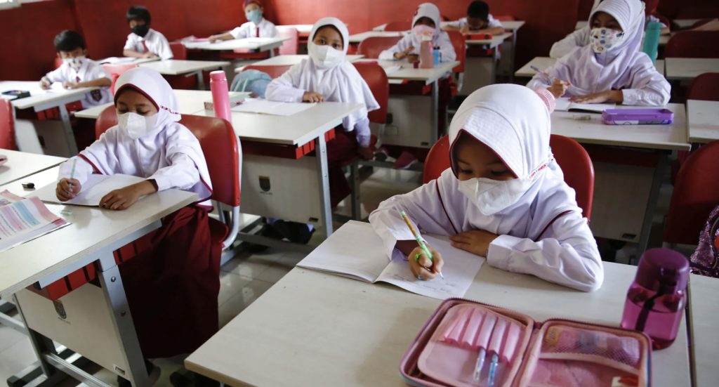 Indonesisk lærer dømt til livstid: Voldtok og gjore elever gravide