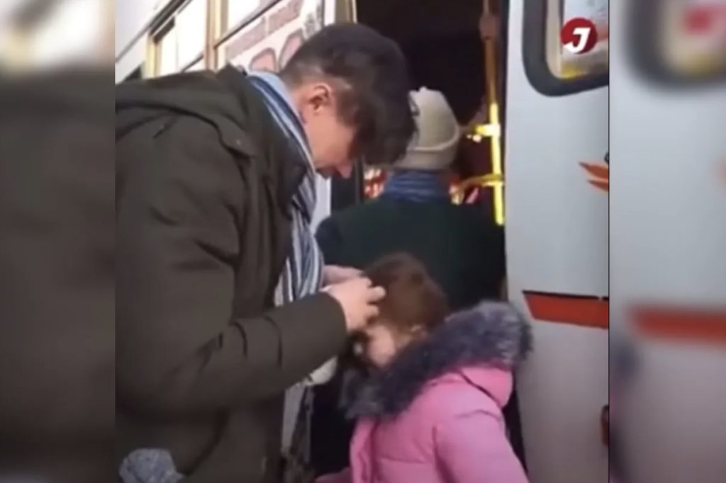 Hjerteskjærende video: Ukrainsk far bryter sammen i farvel til datteren