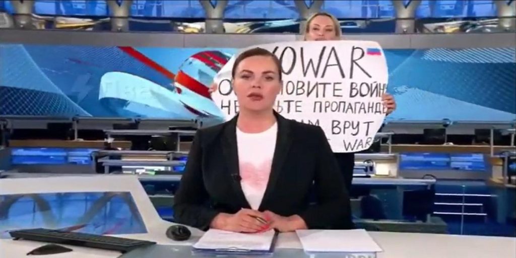 Ansatt avbryter russisk TV-sending med klar beskjed: «Stopp krigen»