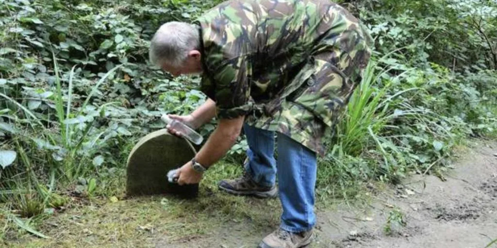 Mann møter gravstein i skogen: Blir veldig overrasket når han leser det som står skrevet