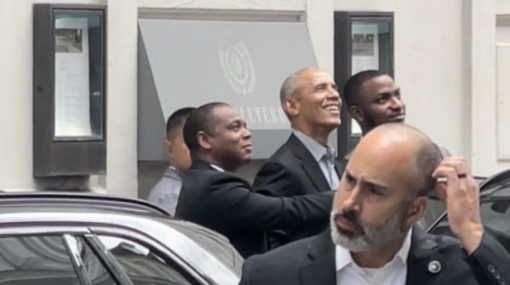 Video går viralt: Dansk jentekor i spontan intimkonsert for Barack Obama
