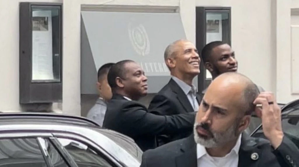 Video går viralt: Dansk jentekor i spontan intimkonsert for Barack Obama