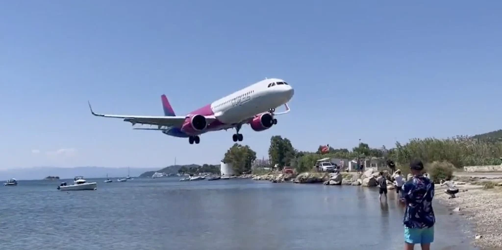 Sinnsyk video: Flyet er centimeter fra å treffe en gruppe mennesker