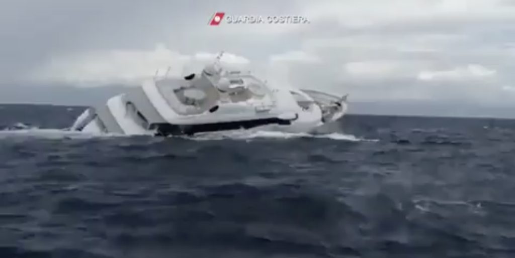 Se videoen: Her synker den gigantiske yachten