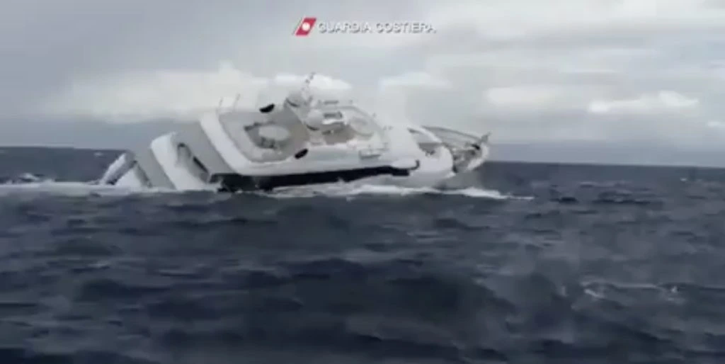 Se videoen: Her synker den gigantiske yachten