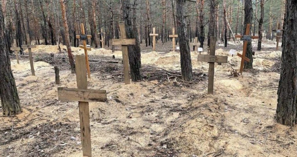 Massegrav med 440 lik funnet i frigjort ukrainsk by