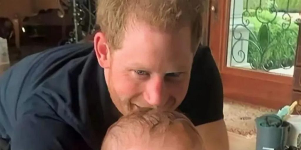 Tidligere usette bilder: Lille Archie er en kopi av prins Harry