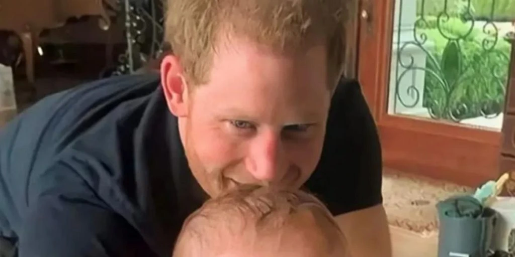 Enestående bilder avslører: Lille Archie er faren prins Harrys dobbeltgjenger