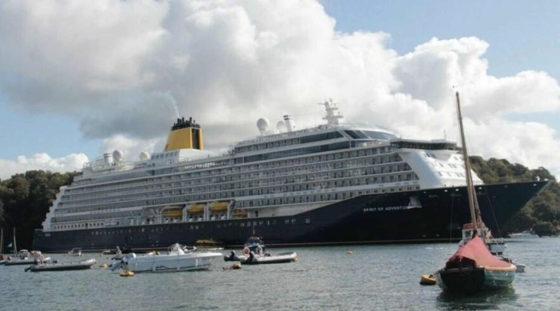 Stort cruiseskip skaper sinne i liten by: – Galskap