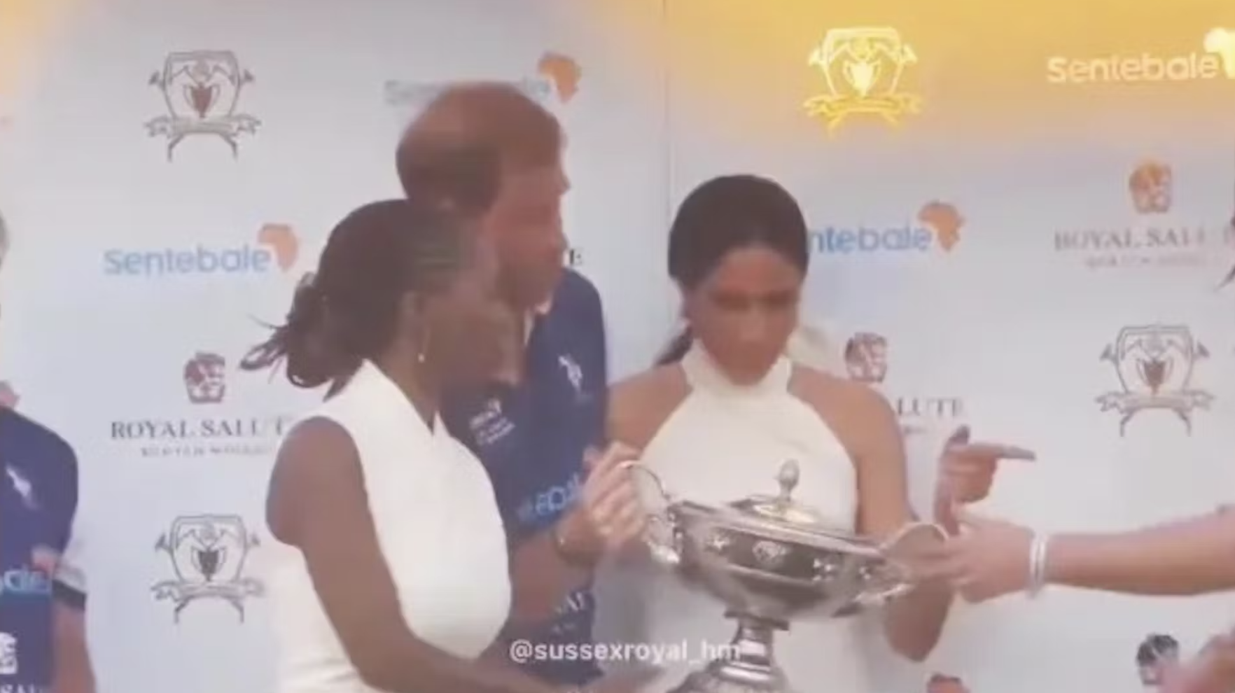 Meghan slaktes etter video: Trekker kvinne vekk fra prins Harry