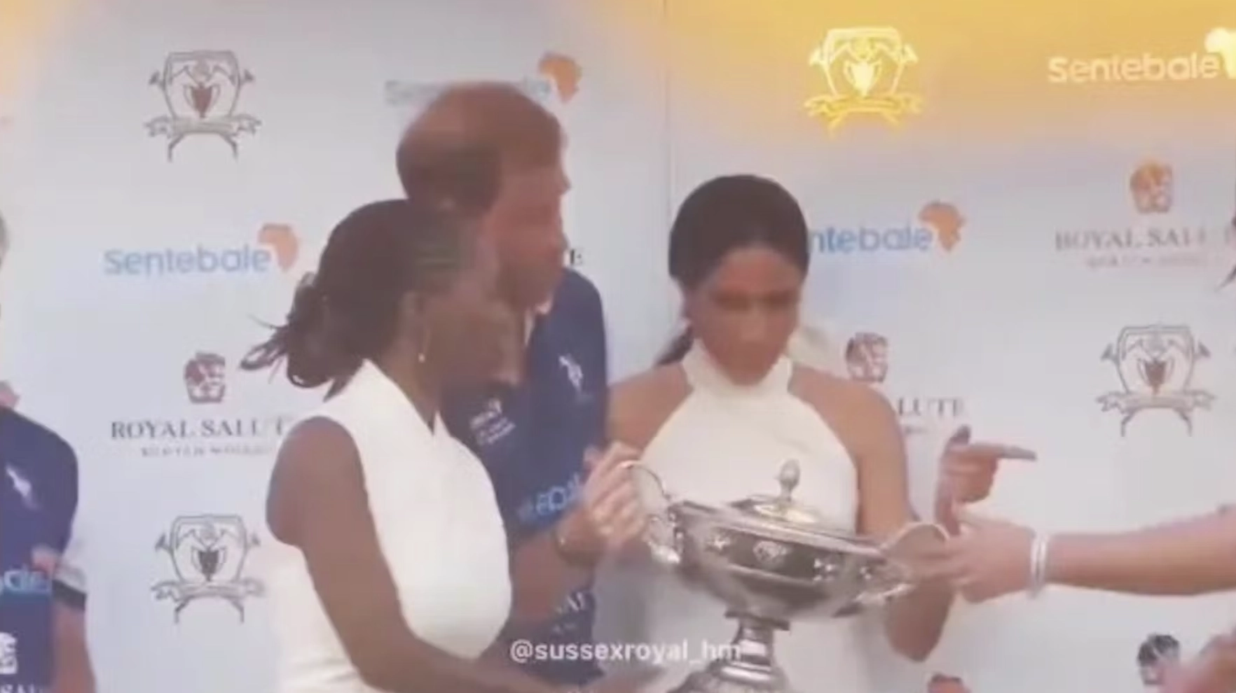 Meghan slaktes etter video: Trekker kvinne vekk fra prins Harry