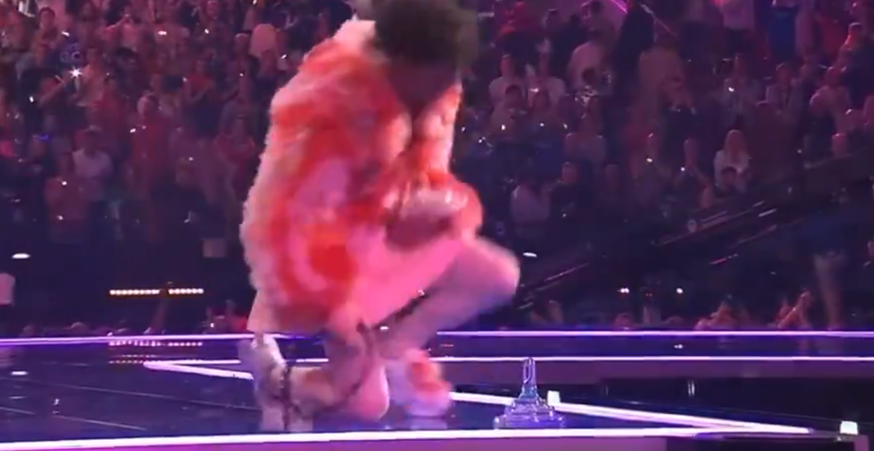 Her skjer det: Sveitsisk vinner av Eurovision knuser troféet sitt på scenen