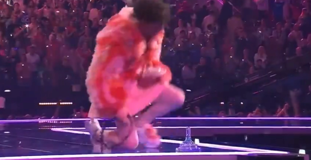 Her skjer det: Sveitsisk vinner av Eurovision knuser troféet sitt på scenen